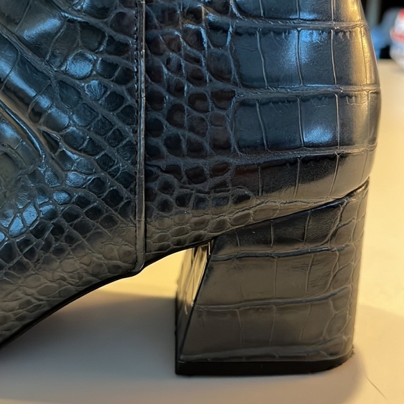 Steve Madden boots with heels Bluish gray alligator print Size 6.5 - Picture 5 of 9